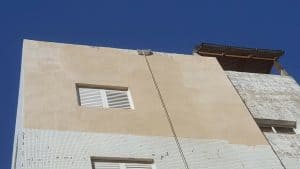 ניקוי חלונות גבוהים בבית פרטי