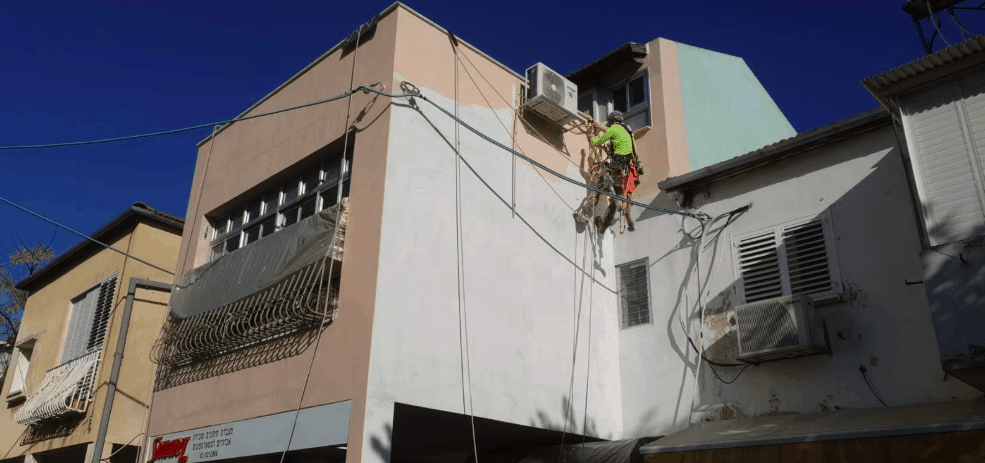 תיקונים באמצעות עבודות גובה בסנפלינג - במרומיו בגובה תיקונים בגובה