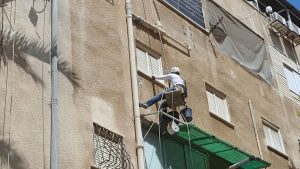 איטום קירות בבניינים גבוהים: מתי נידרש לאנשי מקצוע שעובדים בגובה