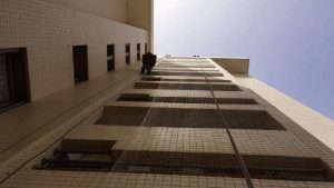 באיזה חומרים משתמשים לביצוע חיפוי קירות חיצוניים דקורטיבי?